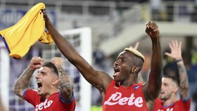 Presiden Napoli Sindir MU dan Chelsea Tak Mampu Bayar Osimhen