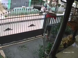 Terekam CCTV, Seorang Pria Jambret Kalung Emas Balita di Pasuruan