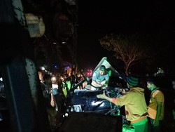 Pikap Tabrak Truk Parkir di Pantura Probolinggo, 1 Tewas  2 Kritis
