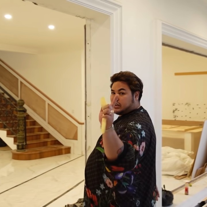 <p>Ivan Gunawan tengah melakukan renovasi rumah. Ia merombak rumahnya dengan modal Rp350 juta, Bunda. (Foto: YouTube Ivan Gunawan)</p>