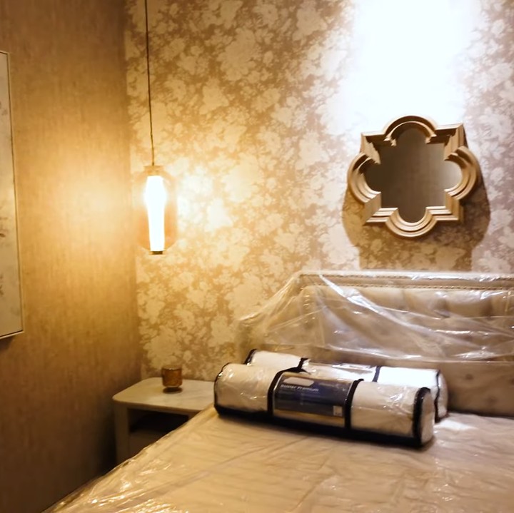 <p>Tak hanya itu, Ivan Gunawan juga merenovasi kamar Ibunda lho. Kamarnya kini terlihat lebih mewah dengan ornamen emas. (Foto: YouTube maharani kemala)</p>