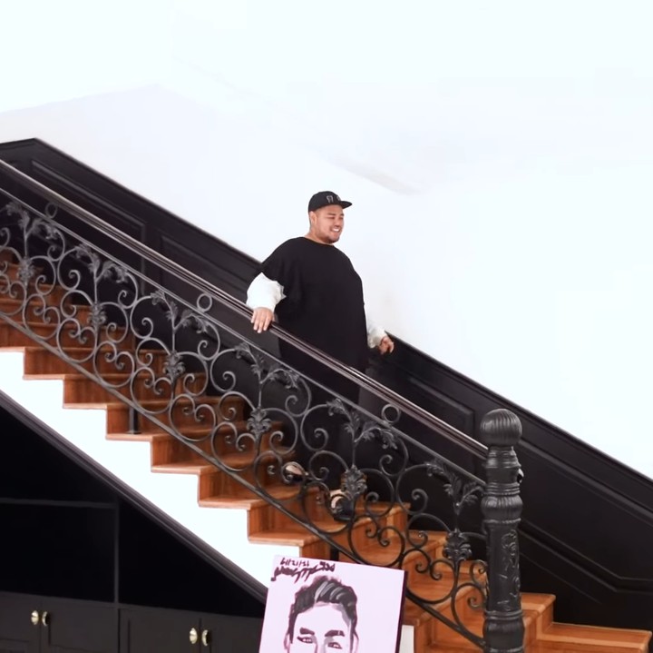 <p>Ivan Gunawan juga mempercantik tangga di rumahnya dengan perpaduan gaya klasik dan modern. Tangga terlihat tetap hangat dengan unsur warna kayu. (Foto: YouTube maharani kemala)</p>