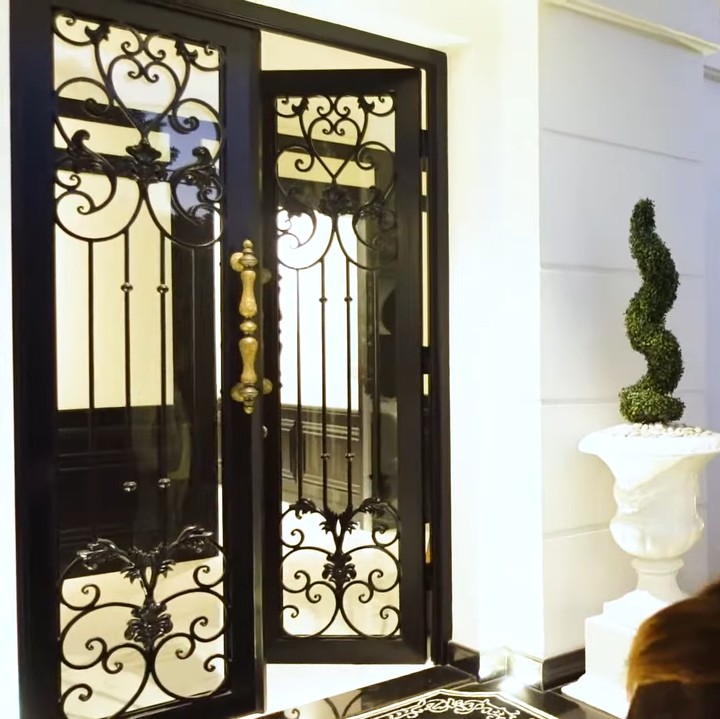 <p>Ivan memasang pintu megah dengan desain mewah agar rumahnya terlihat semakin cantik. Pintu tersebut dipilih sendiri oleh Ivan karena ia sangat menyukainya. (Foto: YouTube maharani kemala)</p>