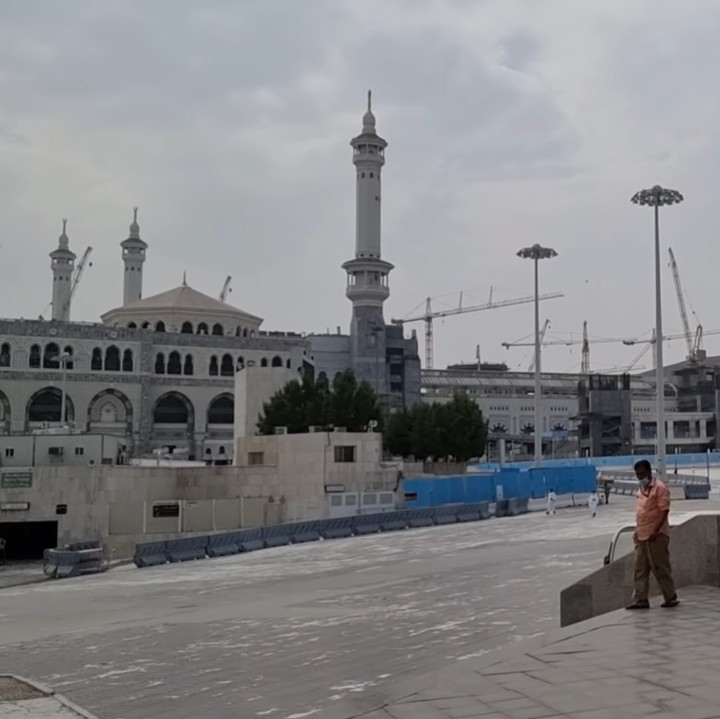 <p>Terdapat banyak bangunan di depan rumah Nabi Muhammad SAW yang masih termasuk ke dalam kawasan Masjidil Haram. Rumah Nabi Muhammad SAW juga dikatakan menghadap langsung ke Kabah lho. (Foto: YouTube Sahabat Salam)</p>