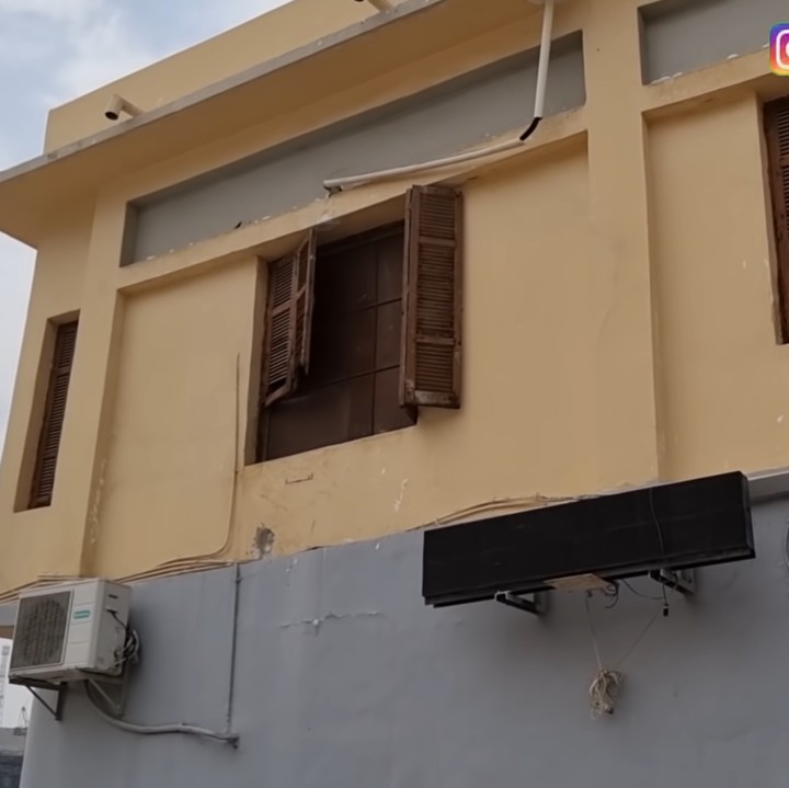 <p>Meski masih berdiri dengan kokoh, kondisi rumah Nabi Muhammad SAW sudah terlihat sangat tua. Banyak bagian rumahnya yang terlihat usang karena tidak pernah diganti. Beberapa jendela kayunya bahkan terlihat rusak. (Foto: YouTube Sahabat Salam)</p>