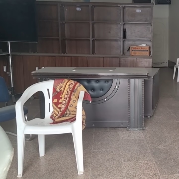 <p>Di sebelah rumah, ada area kecil yang juga dijadikan sebagai perpustakaan. Namun sayangnya, area ini sudah ditutup dan tak lagi dipakai. Tempat ini hanya menjadi ruangan kosong yang berisi rak buku tua dan berdebu. (Foto: YouTube Sahabat Salam)</p>