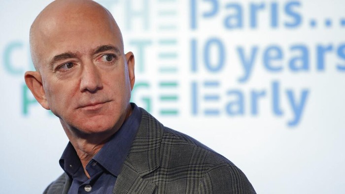 Sosok Jeff Bezos jadi sorotan. Pasalnya pendiri Amazon sekaligus salah satu orang terkaya dunia itu dikabarkan berinvestasi di startup e-commerce Indonesia, Ula