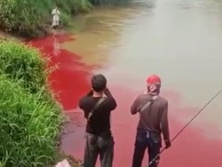 Polisi Selidiki Pencemaran Limbah Berwarna Merah di Kali Cisadane