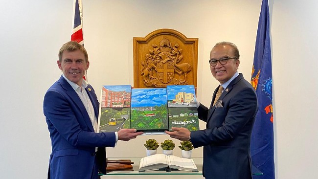 Dubes RI untuk Selandia Baru menghadiahi Wali Kota Wellington Andy Foster lukisan dan menyebutnya sebagai sahabat Indonesia.