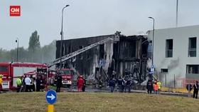 VIDEO: Pesawat Tabrak Gedung, 8 Orang Tewas