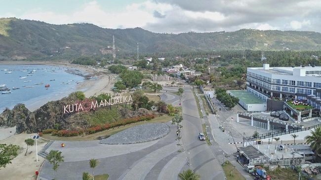Indonesia memiliki banyak destinasi wisata halal yang tersebar di berbagai wilayah. Berikut rekomendasi destinasi wisata halal di Indonesia.