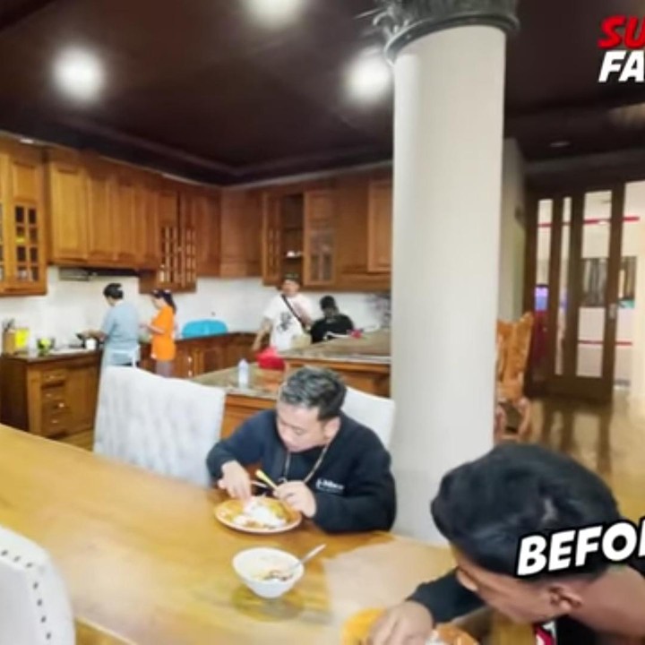 <p>Awalnya, dapur Nathalie Holscher didominasi dengan nuansa kayu. Namun beberapa bagian kayunya sudah mulai lapuk dan dirayapi, Bunda. Ia juga merasa dapur lamanya terlihat gelap. (Foto: YouTube Sule Family)</p>