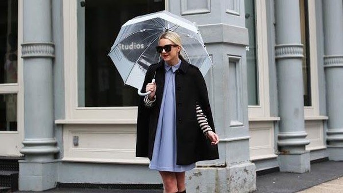 5 Pilihan Outfit yang Pas untuk Digunakan di Musim Hujan, Wajib Disiapkan!