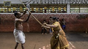 FOTO: Nenek Lincah Petarung Kalari, Bela Diri Asli India