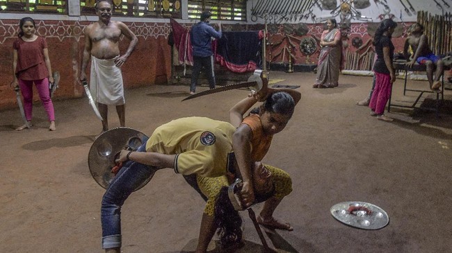 FOTO: Nenek Lincah Petarung Kalari, Bela Diri Asli India