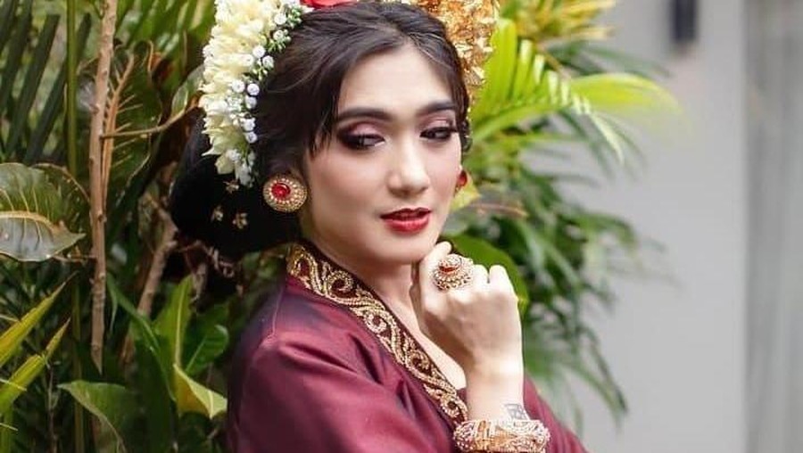 Begini Gaya Menawan Revi Mariska, Bintang Kolosal yang Hobi Makan Steak Begini Gaya Menawan Revi Mariska, Bintang Kolosal yang Hobi Makan Steak