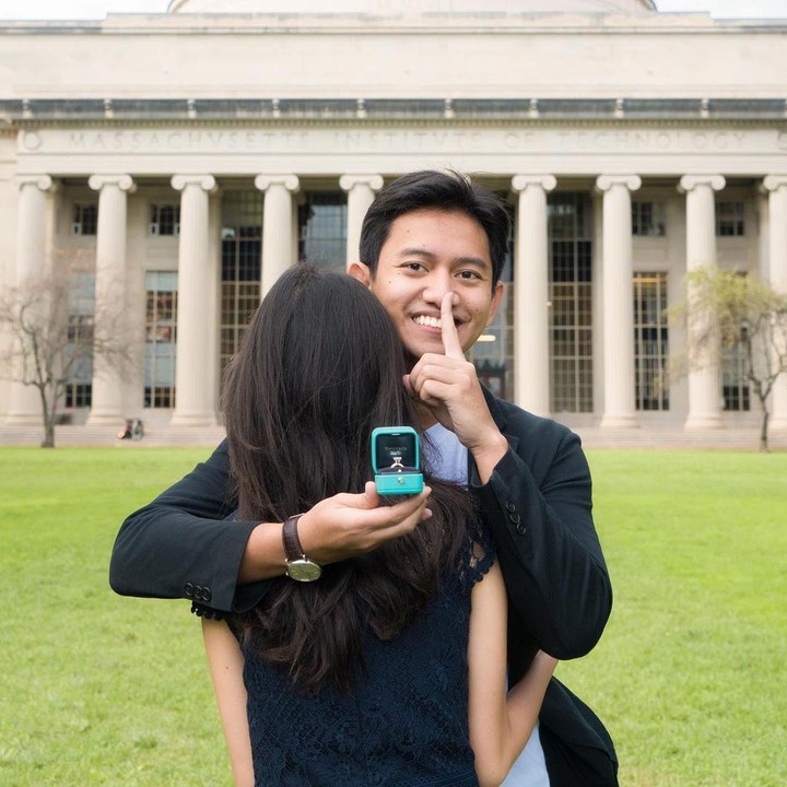 <p>Belva rupanya sudah bersekongkol dengan fotografernya, Bunda. Ia meminta fotografer untuk mengarahkan sekaligus memotret momen ketika Belva menunjukkan cincin untuk Sabrina. (Foto: Instagram @belvadevara)</p>
