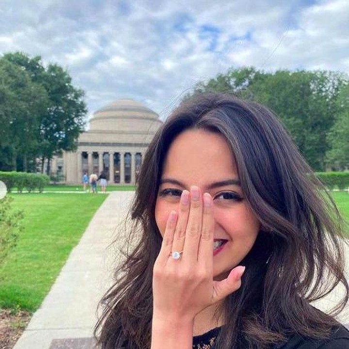 <p>Momen Belva melamar Sabrina bisa dibilang romantis dan penuh kejutan. Lantaran, Puteri Indonesia Riau 2019 itu sempat di-<em>prank</em> Belva untuk melakukan sesi foto biasa. (Foto: Instagram @belvadevara)</p>