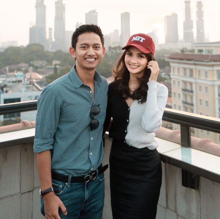 <p>Dilamar CEO Ruangguru di kampus bergengsi, tempat itu semakin memiliki makna yang lebih dalam bagi Sabrina. Ia dan Belva berpacaran sejak 4 Oktober 2019 setelah berjumpa di Tokyo. Semoga lancar menuju pelaminan ya! (Foto: Instagram @belvadevara)</p>