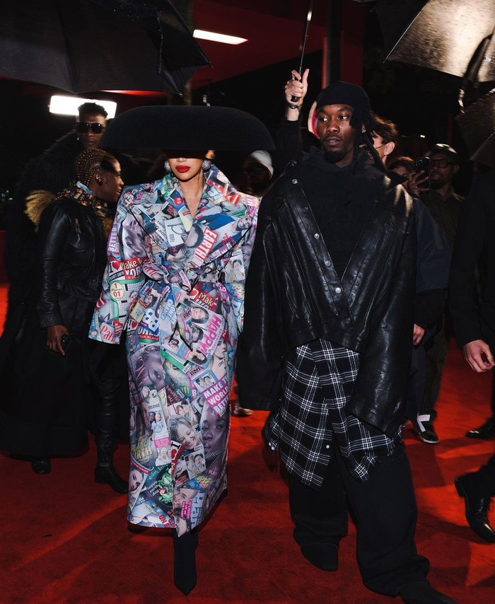 Cardi B mengenakan coat dan topi Balenciaga saat menghadiri fashion show rumah mode tersebut di mana sang suami, Offset turut menjadi model. Foto: Instagram Cardi B