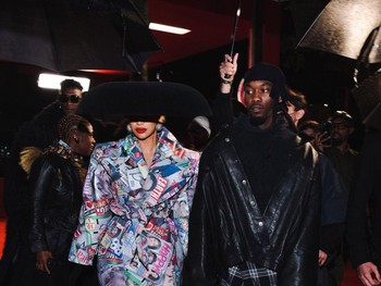 Cardi B mengenakan coat dan topi Balenciaga saat menghadiri fashion show rumah mode tersebut di mana sang suami, Offset turut menjadi model. Foto: Instagram Cardi B
