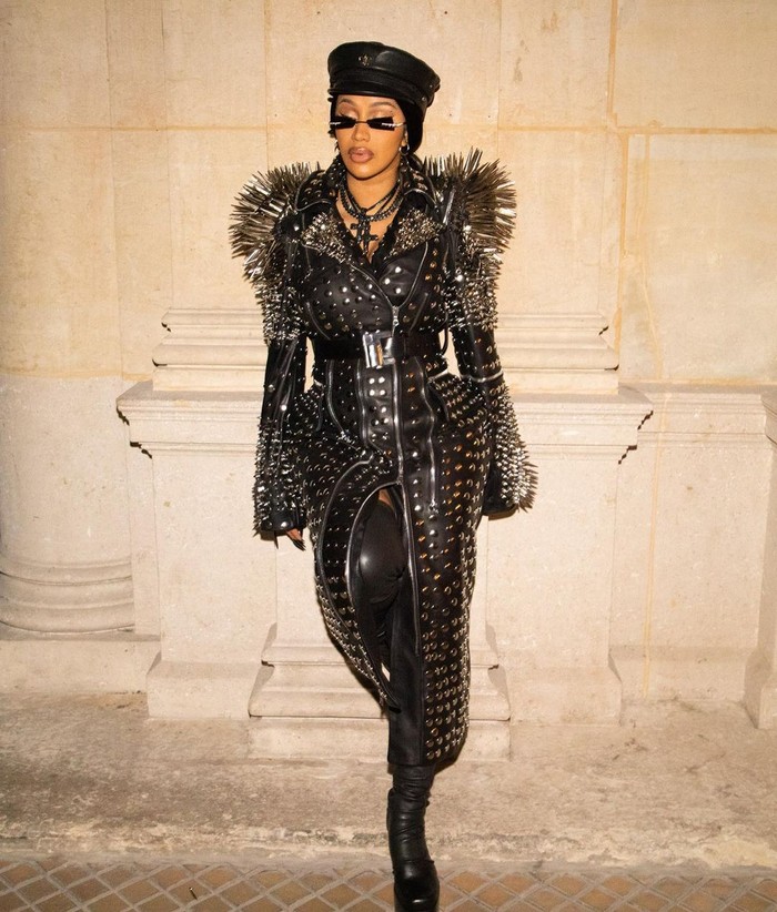 Gaya rebel dikenakan Ibu dari Kulture ini saat mengunjungi kantor Balenciaga. Coat berhiaskan embellishments tersebut merupakan rancangan desainer Richard Quinn. Foto: Instagram Cardi B