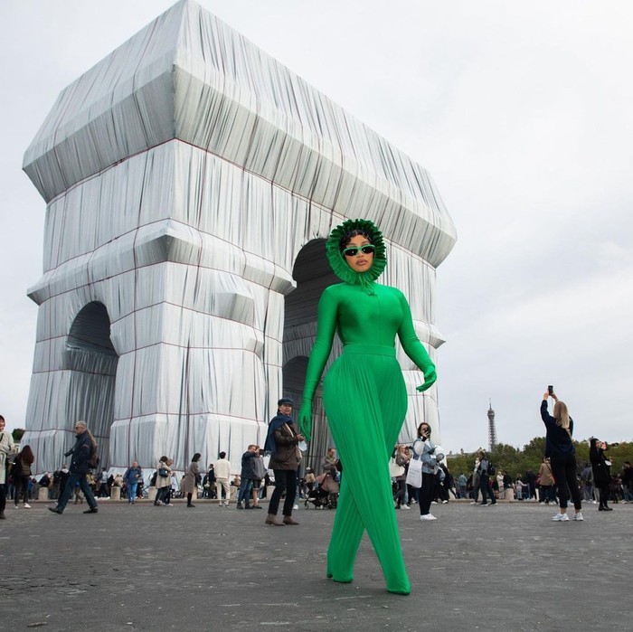 Mengunjungi Arc de Triomphe, Cardi B tampil playful dalam busana serba hijau dari koleksi terbaru Richard Quinn. Foto: Instagram Cardi B