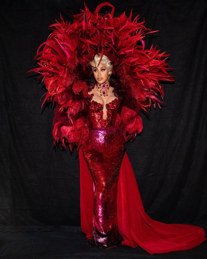 Masih dalam rangka perayaan pembukaan pameran Thierry Mugler, Cardi B tampil glamor dalam gaun dari koleksi tahun 1995. Foto: Instagram Cardi B