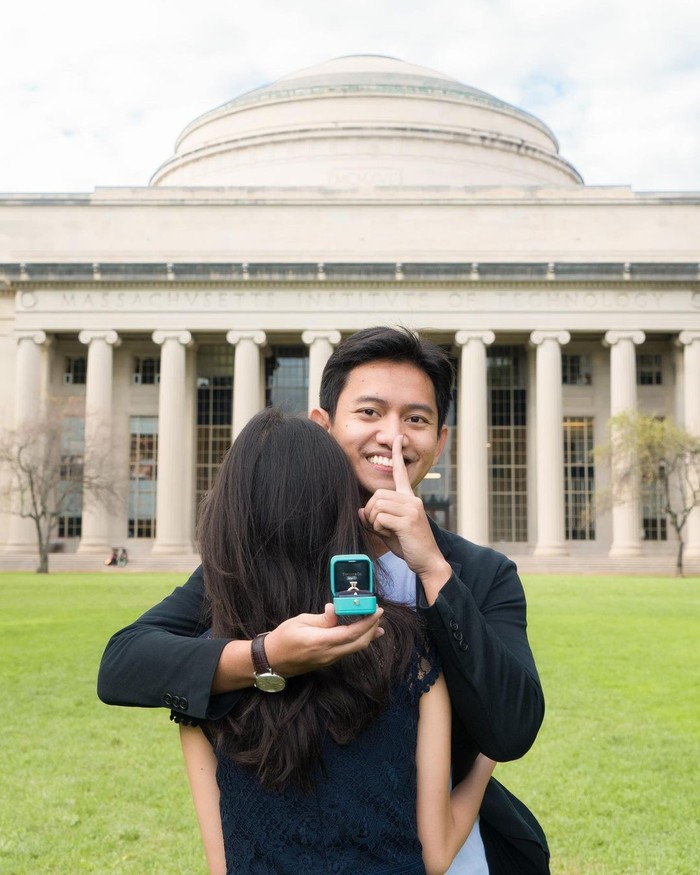 Bukan tanpa alasan, ternyata MIT yang termasuk ke dalam jajaran universitas terbaik di dunia ini menjadi tempat keduanya menimba ilmu. Dalam Instagram pribadinya, Sabrina mengungkap kebahagiaannya karena tempat yang dulunya hanya mimpi ini menjadi memiliki makna yang lebih dalam lagi usai dilamar kekasihnya tersebut. (Foto: Instagram.com/belvadevara)