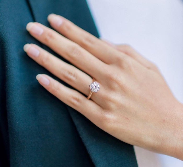 Dengan cincin berlian bermodel sederhana, CEO Ruang Guru ini sukses membuat momen berkesan untuk kekasihnya tersebut. Tak hanya itu saja, melihat berbagai potret keduanya yang dibagikan di laman Instagram, banyak membuat netizen mendadak baper pada pasangan muda berprestasi ini. (Foto: Instagram.com/sabrinaanggraini)