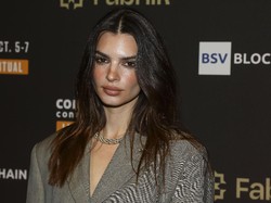 Emily Ratajkowski Jadi Korban Pelecehan Seks Robin Thicke di Blurred Lines