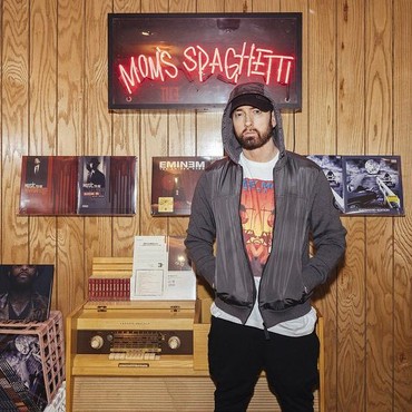 Alaina Scott Putri Adopsi Eminem Resmi Bertunangan