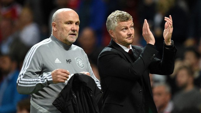 Perpanjangan kontrak asisten pelatih Mike Phelan disebut mengamankan posisi Ole Gunnar Solskjaer sebagai pelatih Manchester United.
