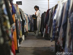Cerita Penggemar Thrifting Berburu Baju Bekas, Tak Khawatir Gatal-gatal?