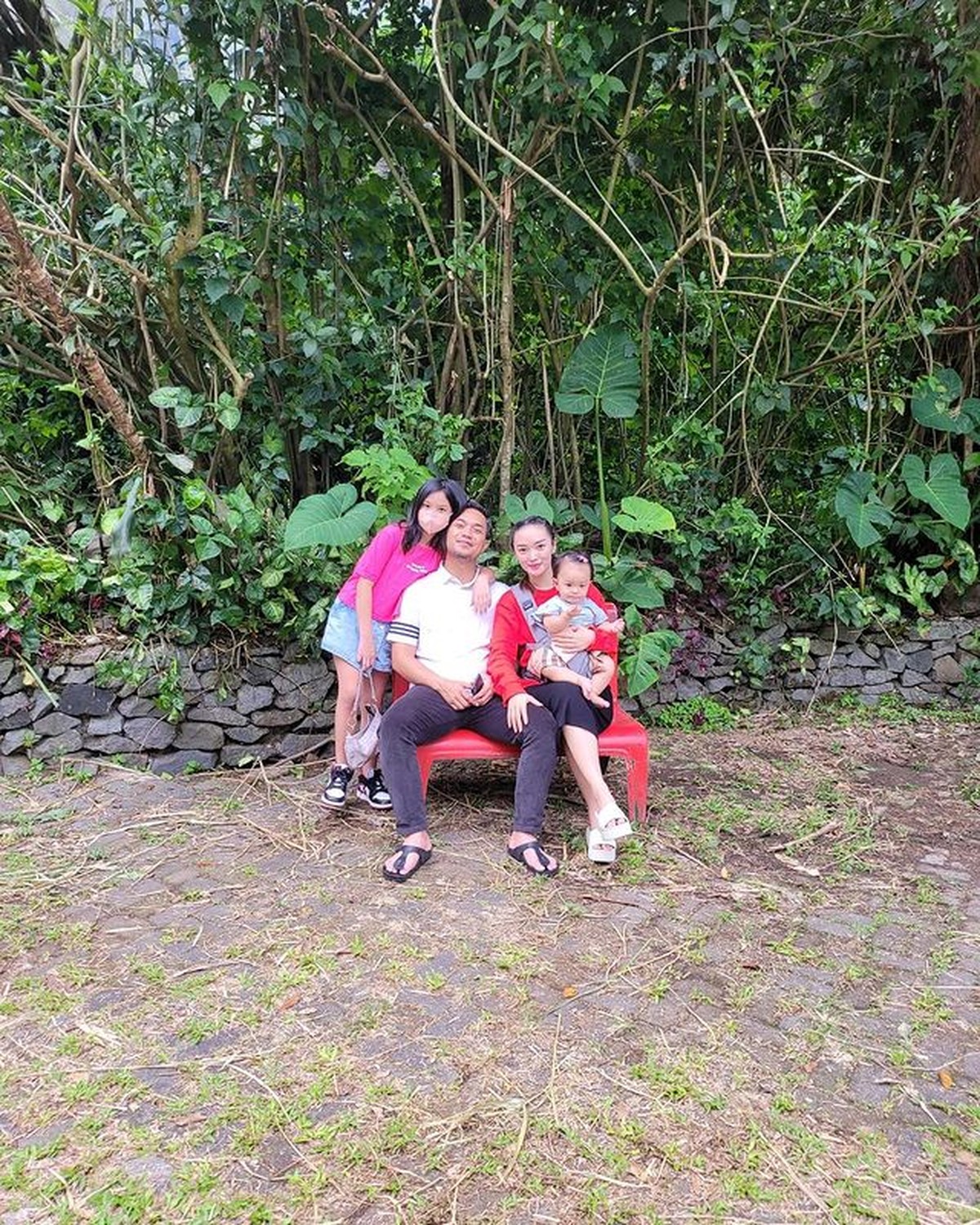 Foto-foto Mesra Liburan Keluarga Zaskia Gotik