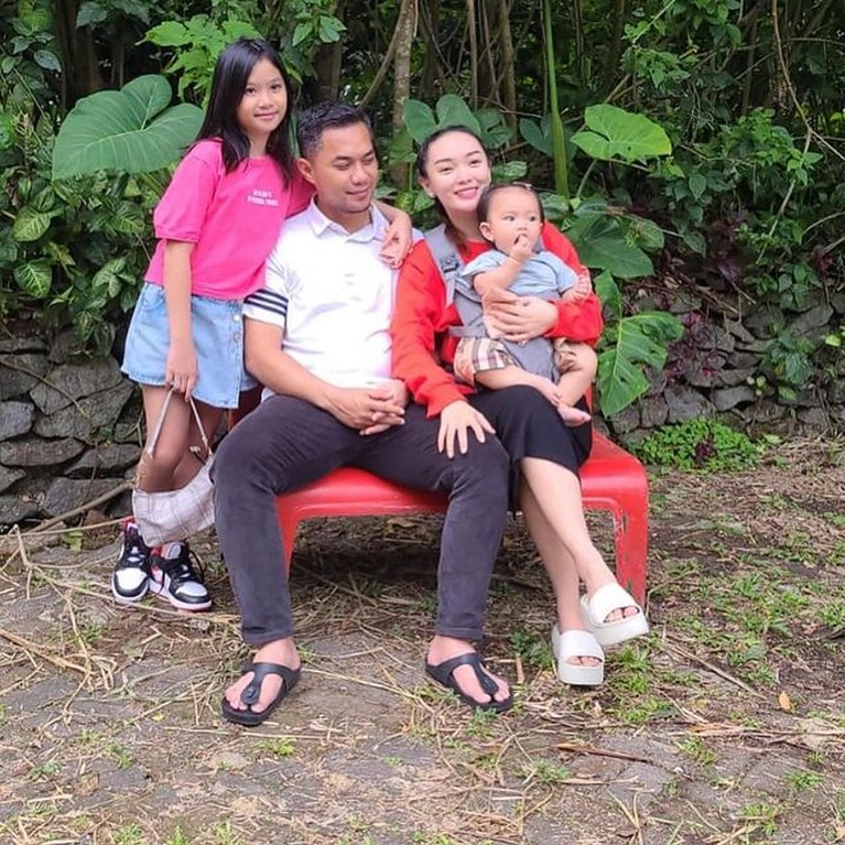 Foto-foto Mesra Liburan Keluarga Zaskia Gotik Foto-foto Mesra Liburan Keluarga Zaskia Gotik
