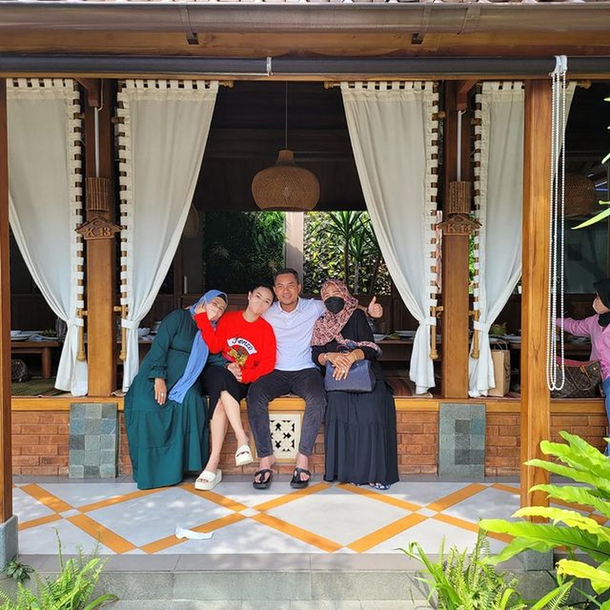 Foto-foto Mesra Liburan Keluarga Zaskia Gotik