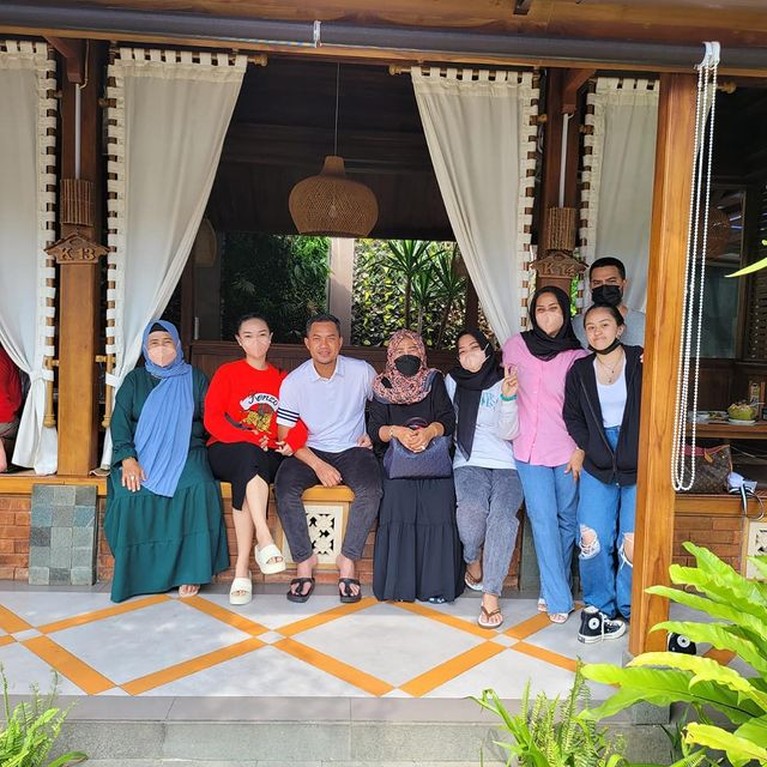 Foto-foto Mesra Liburan Keluarga Zaskia Gotik Foto-foto Mesra Liburan Keluarga Zaskia Gotik