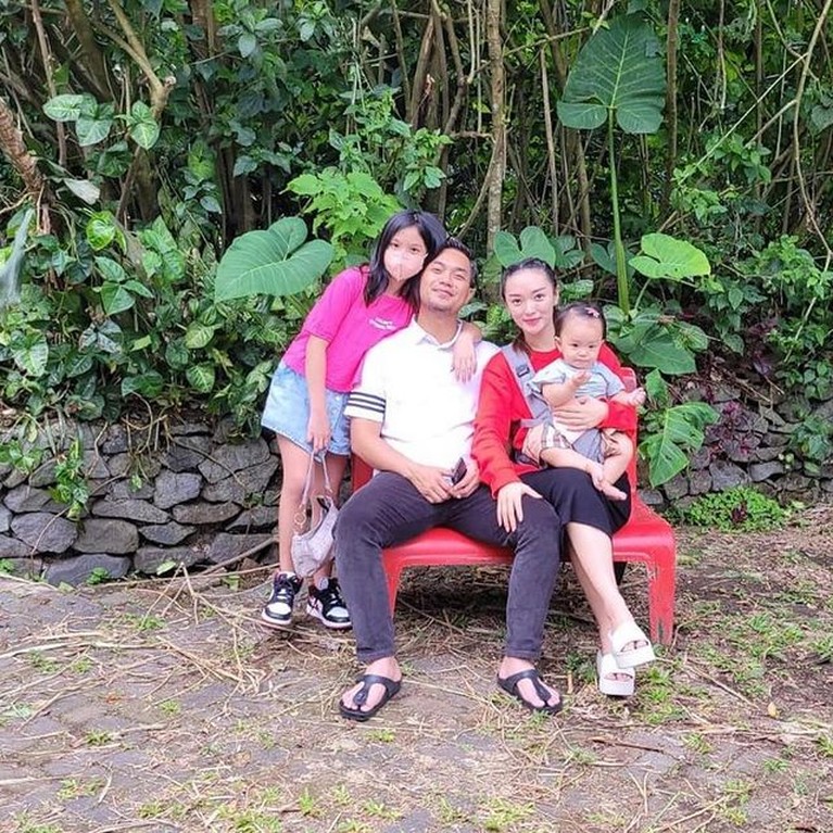 Foto-foto Mesra Liburan Keluarga Zaskia Gotik