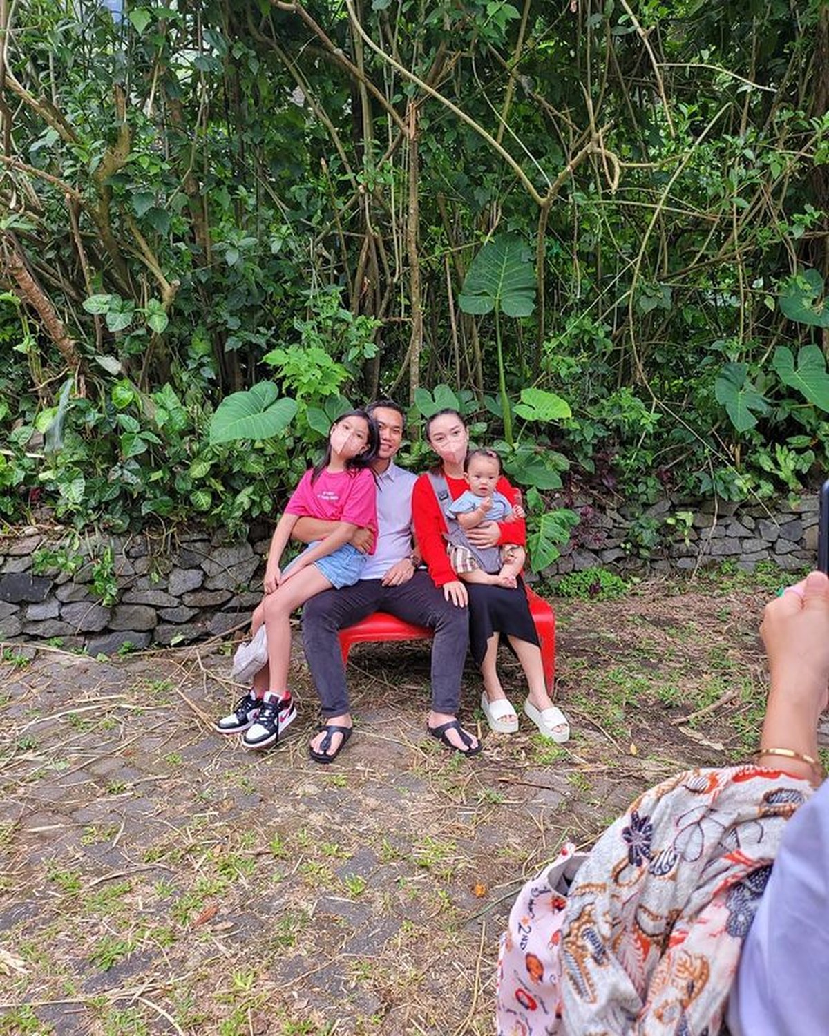 Foto-foto Mesra Liburan Keluarga Zaskia Gotik