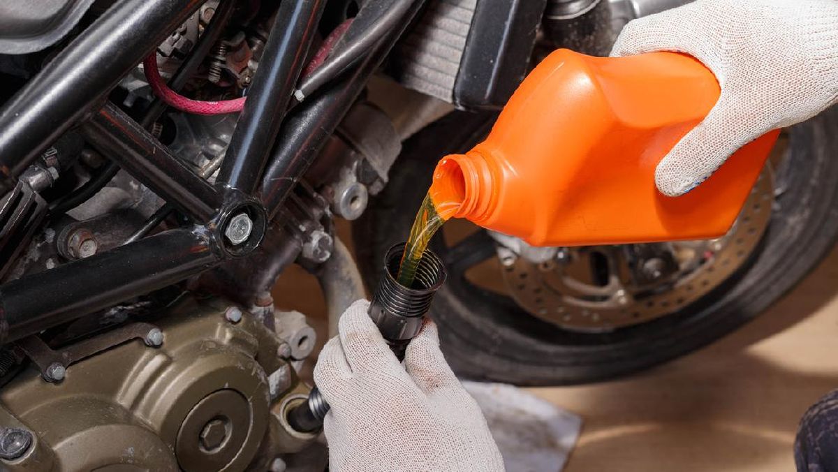 Ganti Oli Motor Sendiri di Rumah, Oli Bekasnya Dibuang ke Mana?