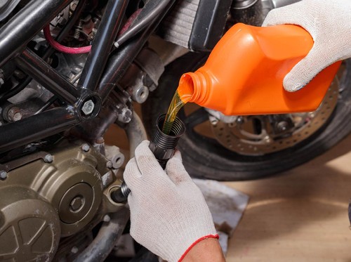 Viral Warga Minum Oli 2 Tak Saat Lebaran, Ini Kata Pabrikan 