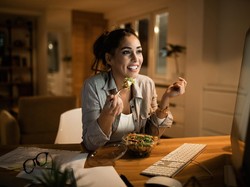 Rekomendasi Jam Makan Malam Buat yang Lagi Diet, Pejuang Body Goals Merapat
