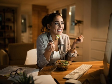 10 Tips Makan Malam agar Bunda Sukses Turunkan Berat Badan Saat Diet