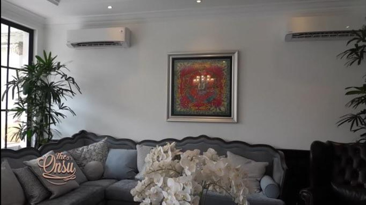 Ivan Gunawan baru saja menggelar syukuran karena rumah mewahnya hampir selesai direnovasi&period; Yuk intip rumah mewahnya&excl;