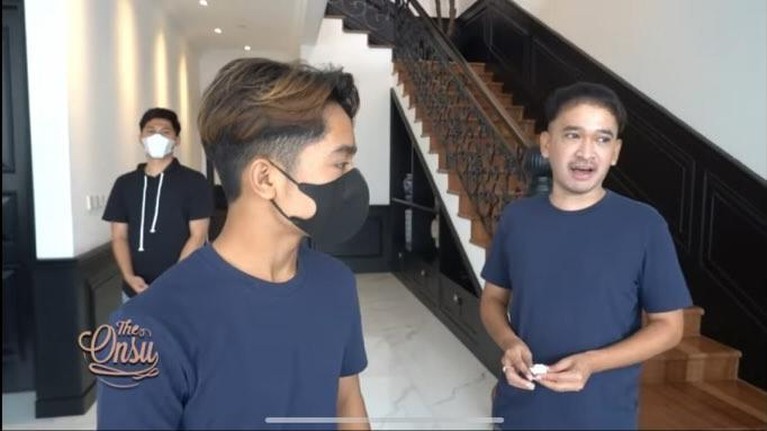 Intip Rumah Mewah Ivan Gunawan yang Baru Saja Direnovasi Ivan Gunawan baru saja menggelar syukuran karena rumah mewahnya hampir selesai direnovasi. Yuk intip rumah mewahnya!