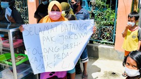 Jokowi Hampiri PKL Sorong Bentangkan Poster: Saya Kira Demo
