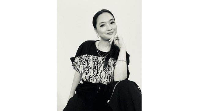 Jennifer Laurantius menjelma menjadi desainer, penata gaya, pembuat konten, pemilik merek kontemporer JVLAURNT yang berhasil menyatukan Jakarta dan New York.