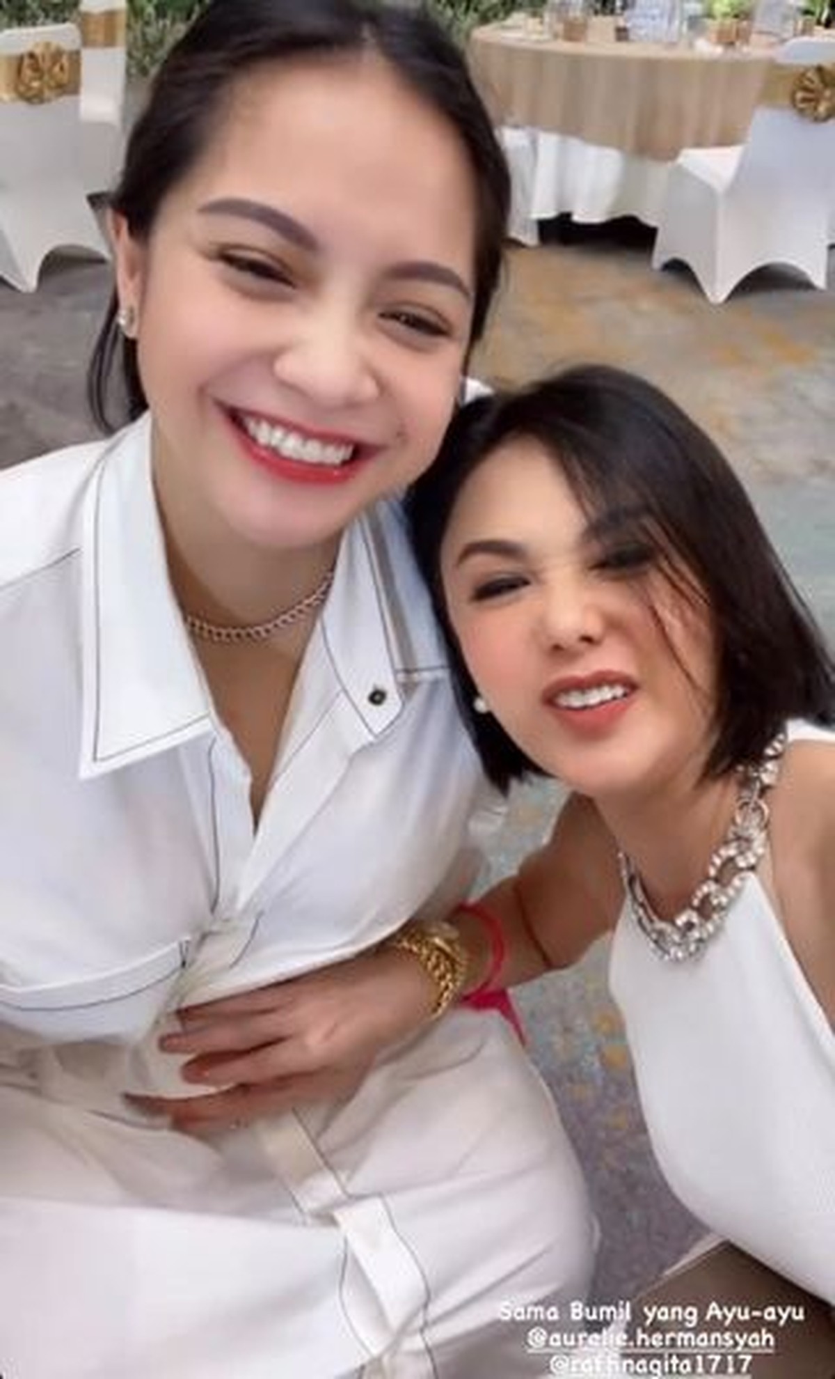 Yuni Shara dan Nagita Slavina tampak bertemu di suatu acara&comma; mereka tampak akrab hingga Yuni mengelus perut Gigi&period; Yuk intip&excl;