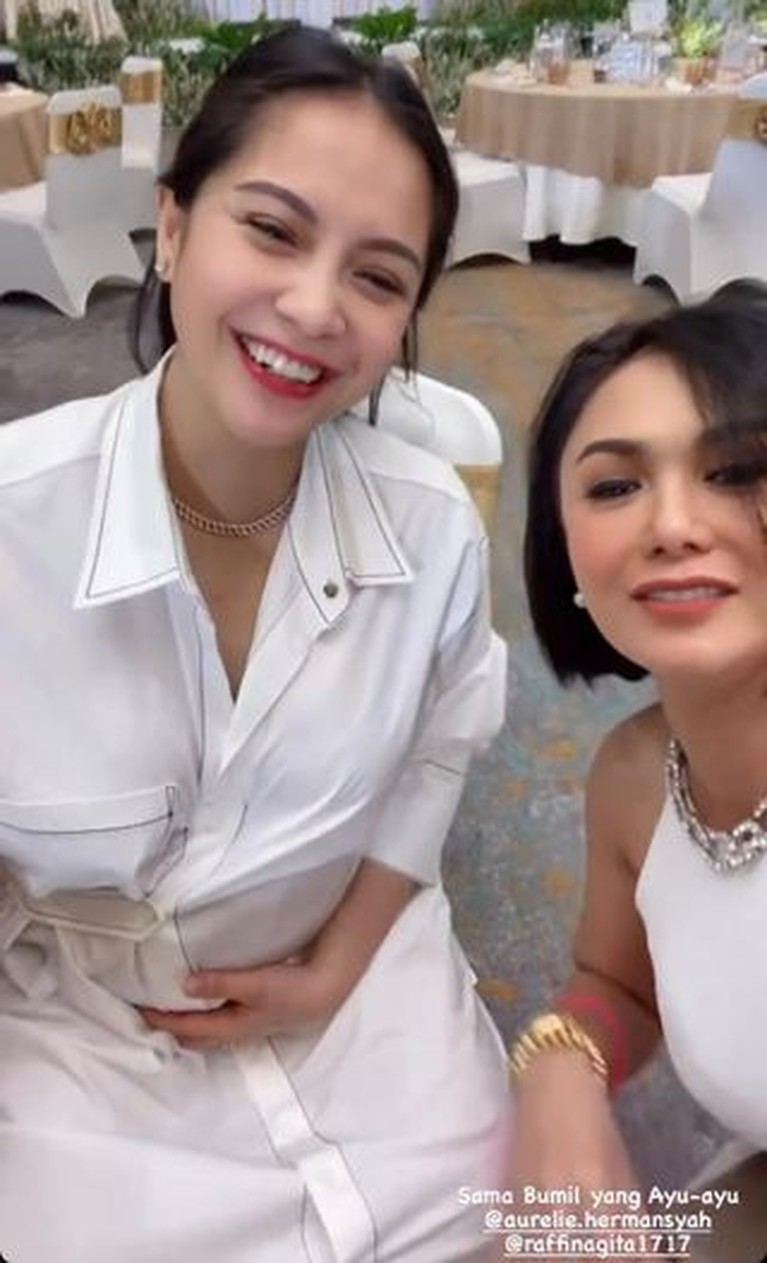Momen Manis Pertemuan Yuni Shara & Nagita Slavina, Yuni Elus Perut Gigi! Yuni Shara dan Nagita Slavina tampak bertemu di suatu acara, mereka tampak akrab hingga Yuni mengelus perut Gigi. Yuk intip!